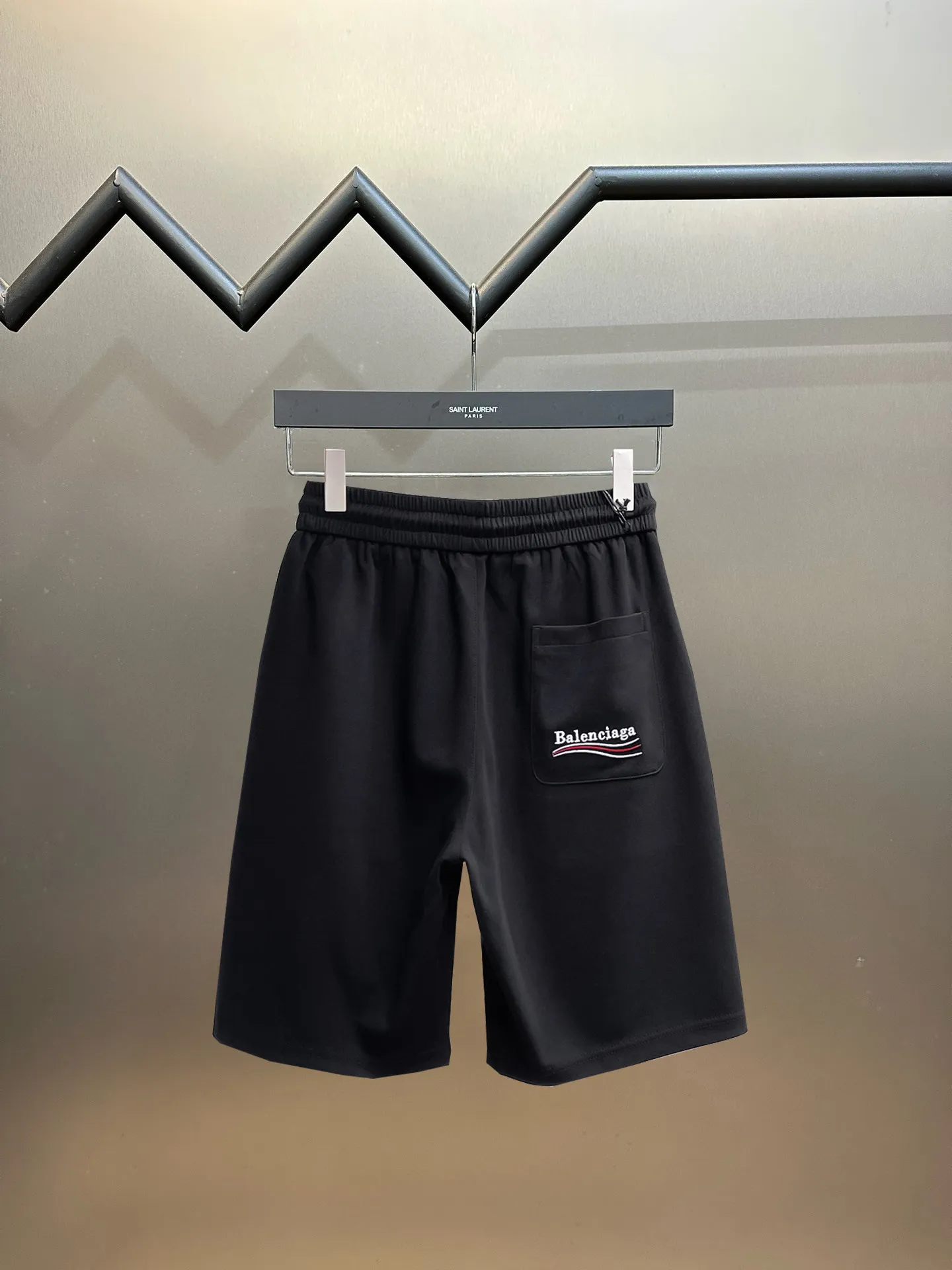 Balenciaga's three-standard complete 2026 summer New Arrival men's casual shorts, advanced custom-made Breathable fabric, Breathable fabric, extremely stretchy and comfortable, impeccable details, top-grade accessories, original logo design concept, delicate and soft feel! The upper body fit is awesome! Size: M-XXXL Please state your height and weight when ordering